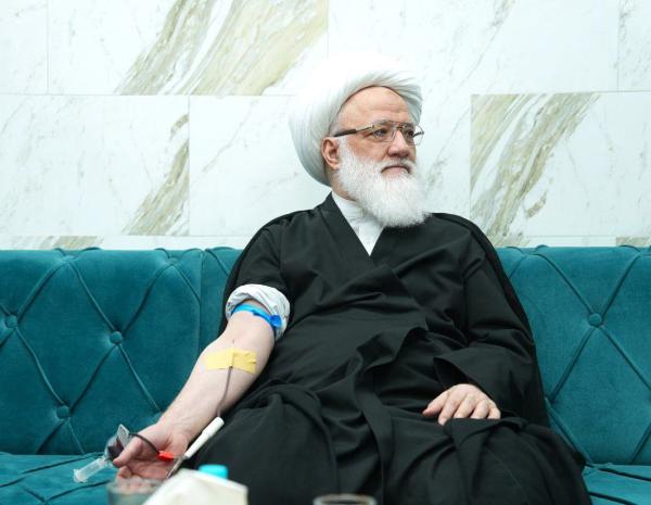 آیتالله یعقوبی (دام ظلّه) با اهدای خون، یاد واهداف قیام امام حسین علیهالسلام را گرامی داشت وتوجه مسئولان را به کودکان مبتلا به تالاسمی جلب کرد